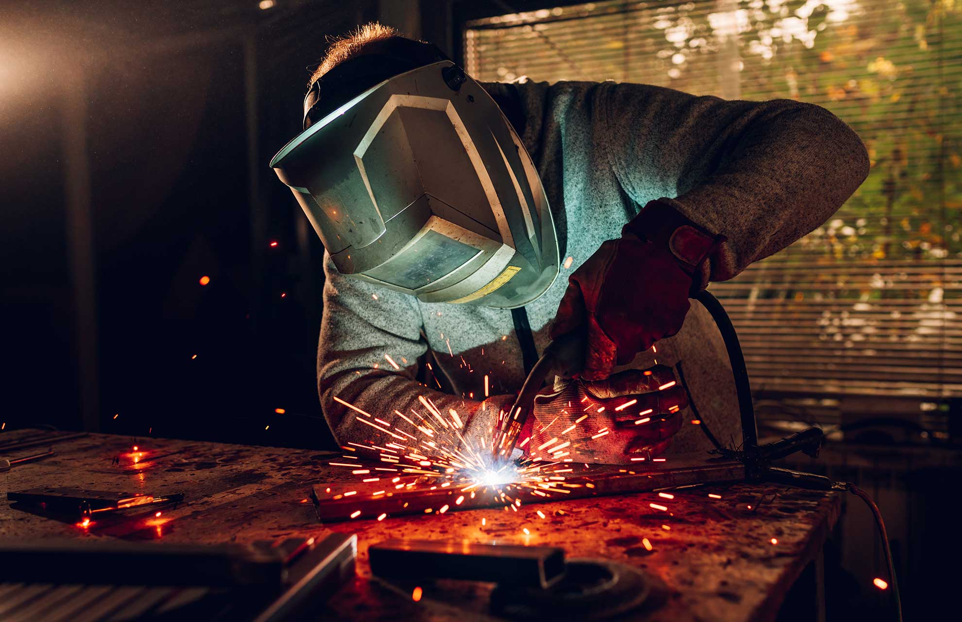 man-worker-welding-metal-with-welding-machine-in-a-7GZ6F8P